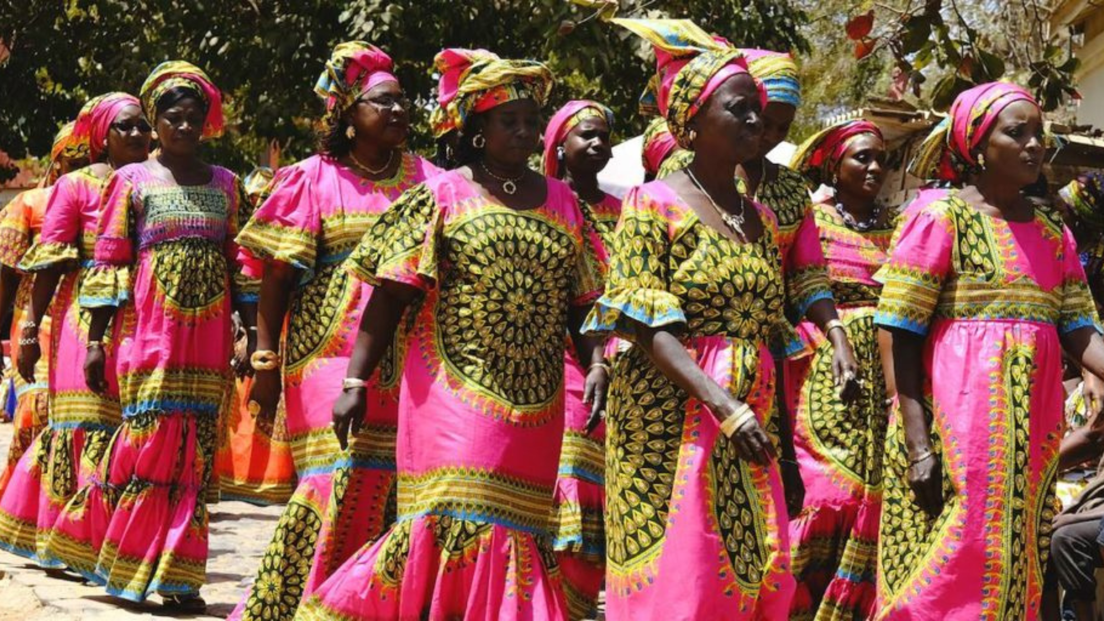 Découvrez le charme du Sénégal à travers le wolof, la langue du lien. Des phrases essentielles et des voyages en douceur avec la navette sénégalaise.