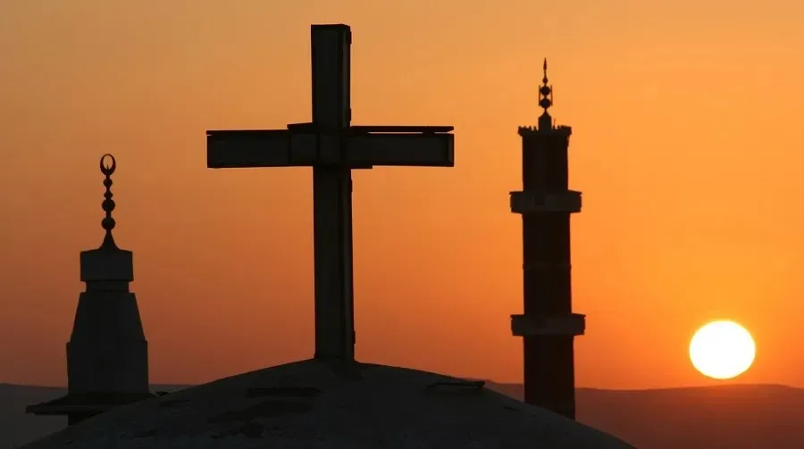 moschea e chiesa fianco a fianco