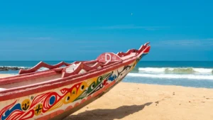 Piroga de pescadores a orillas de la playa