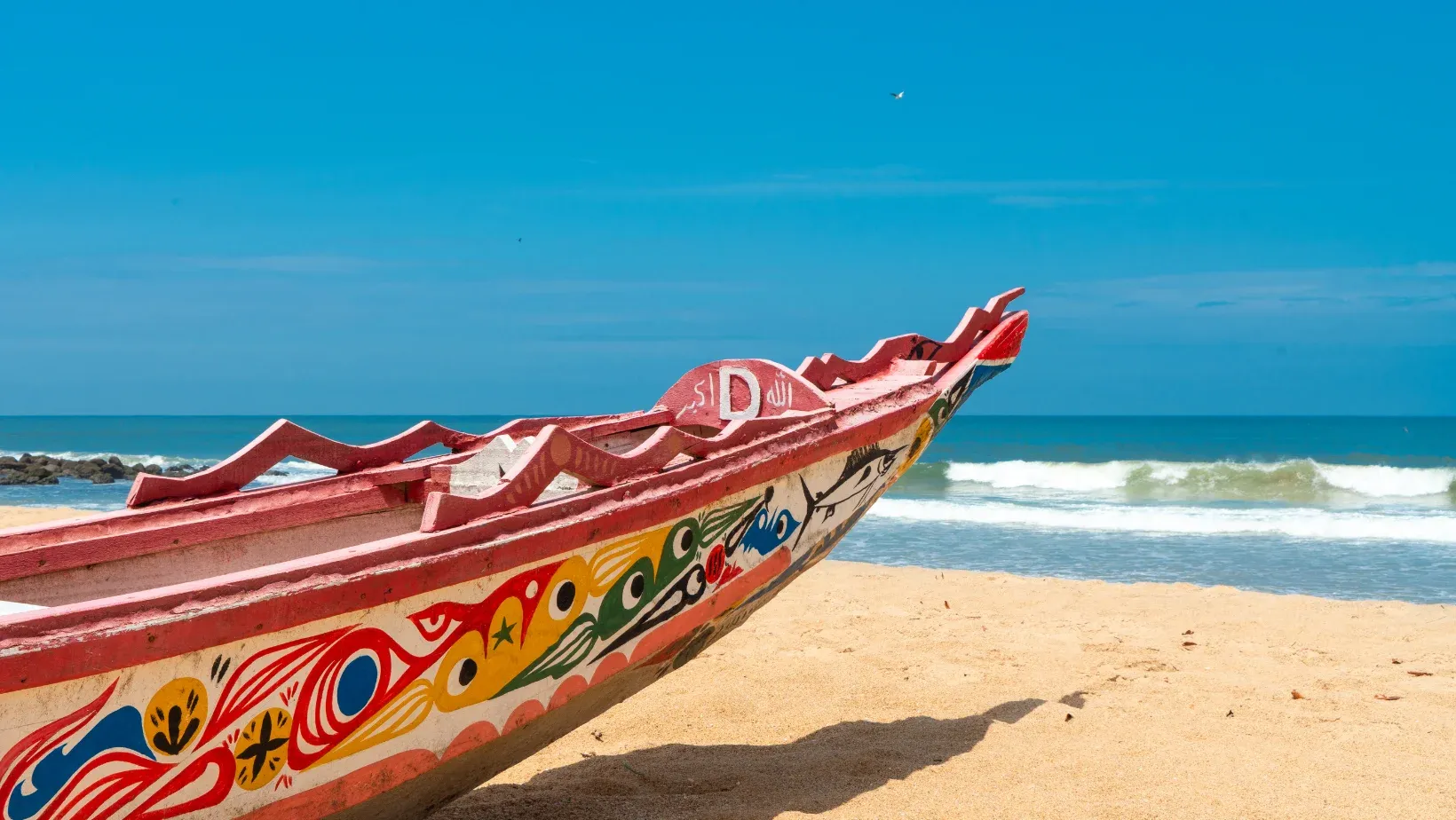 Ein Fischerboot am Strand