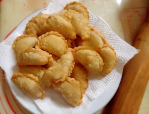 Fataya – senegalesische gefüllte Krapfen